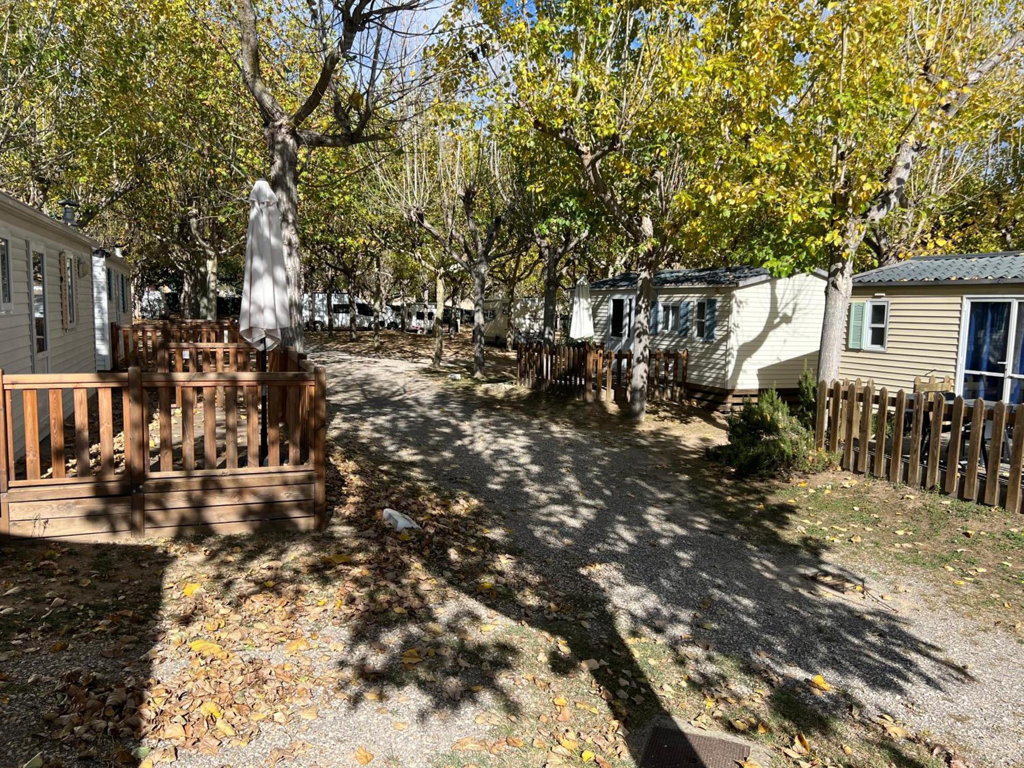 Camping Bungalow El Llac De Banyoles Porqueres Buitenkant foto